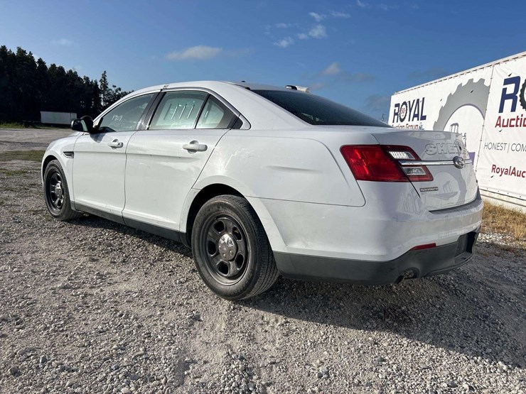 2015-ford-taurus-awd-sedan-image-4