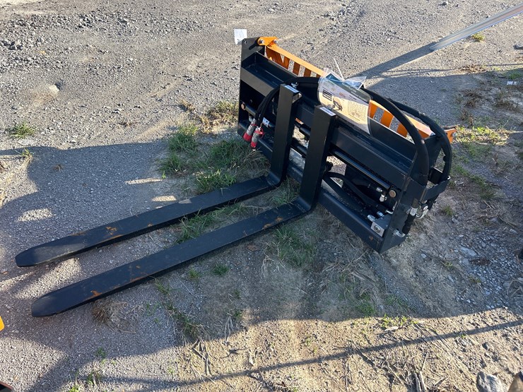 #40-•-48”-hydraulic-adjustable-skid-steer-pallet-forks-image-1