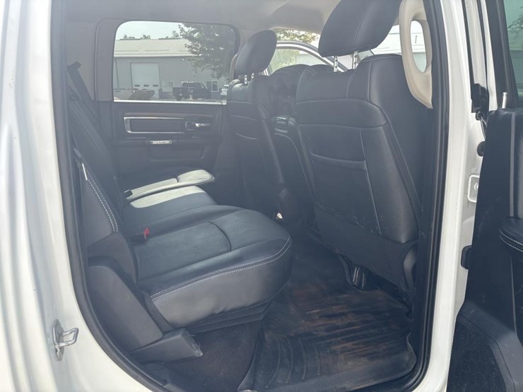 2017-dodge-ram-3500-image-29