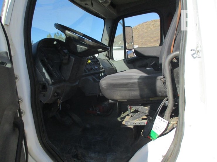 2012-freightliner-business-class-m2-106-image-7