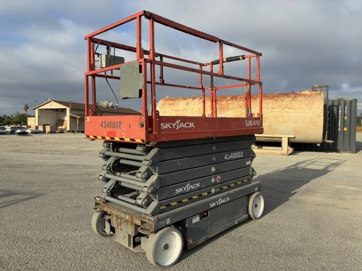 2016-skyjack-sj-4740-scissor-lift-image-1
