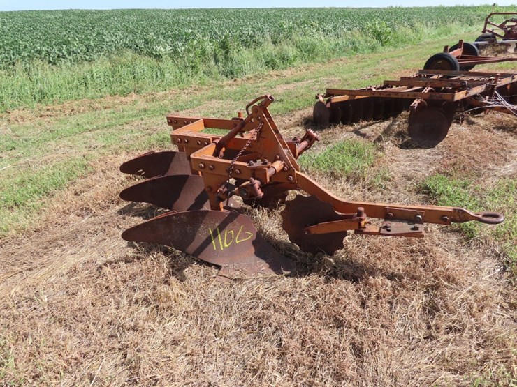 allis-chalmers-3-bottom-plow-image-1