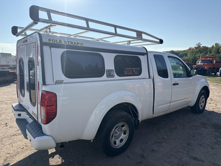 #2906-•-2017-nissan-pickup-truck-image-5