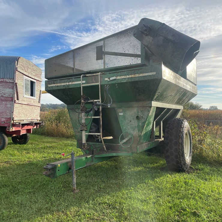 #1040 • E-Z Trail Grain Cart