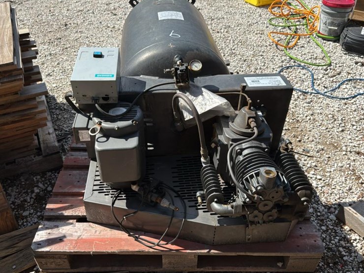 #109-•-stationary-air-compressor-image-4