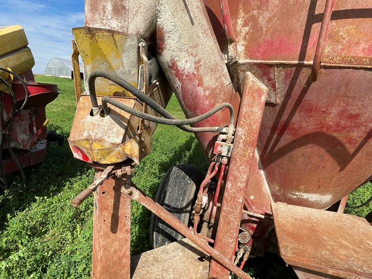 new-holland-355-image-15