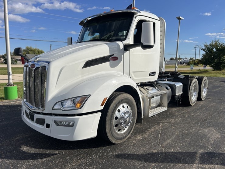 #1672-•-2024-peterbilt-day-cab-truck-tractor-image-1