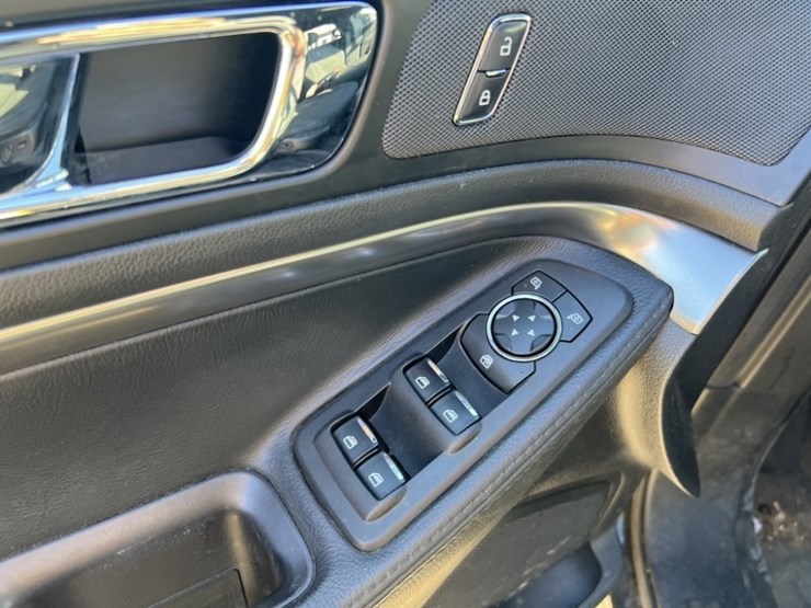 2017-ford-explorer-image-25
