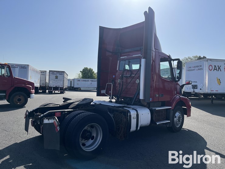 2016-volvo-truck-tractor-image-5