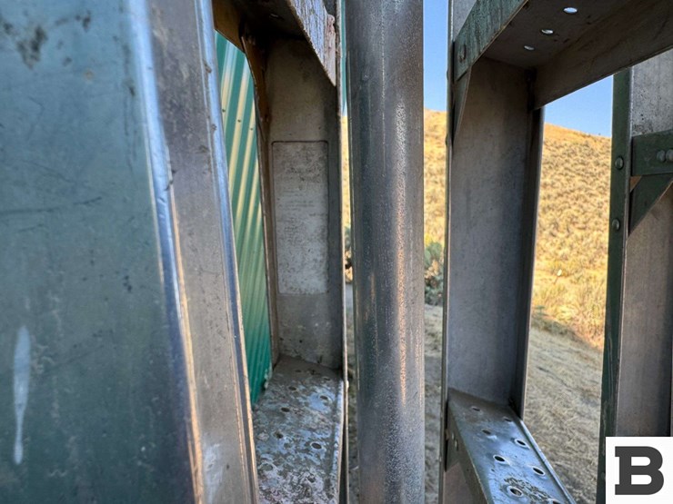 8'-aluminum-orchard-ladders-image-12