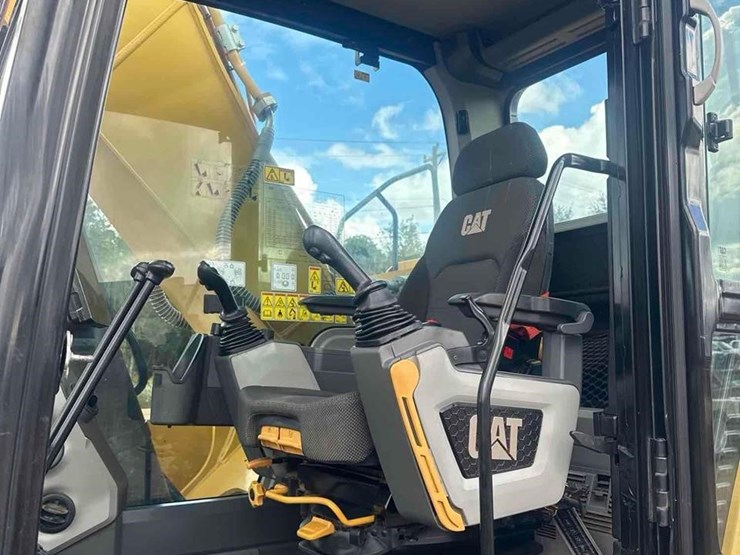 2019-caterpillar-320-image-58