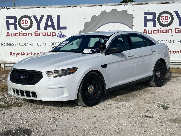 2014-ford-taurus-awd-sedan-image-1