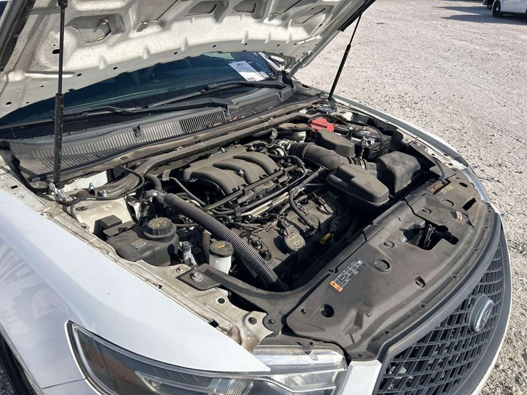 2015-ford-taurus-awd-sedan-image-8