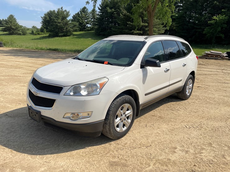 2012-chevrolet-traverse-ls-image-1