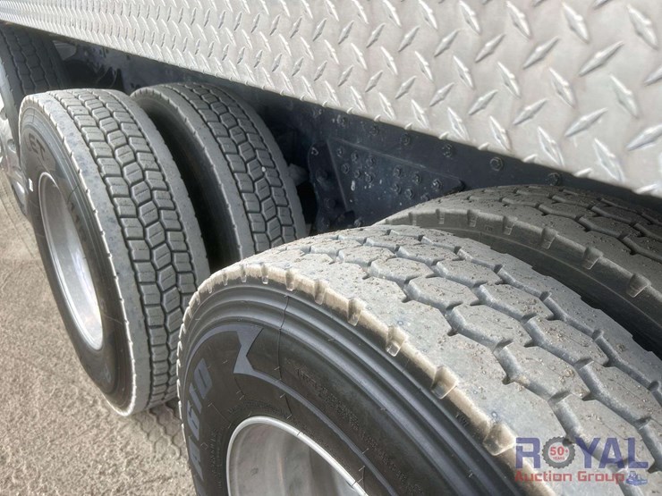 2014-peterbilt-384-image-5