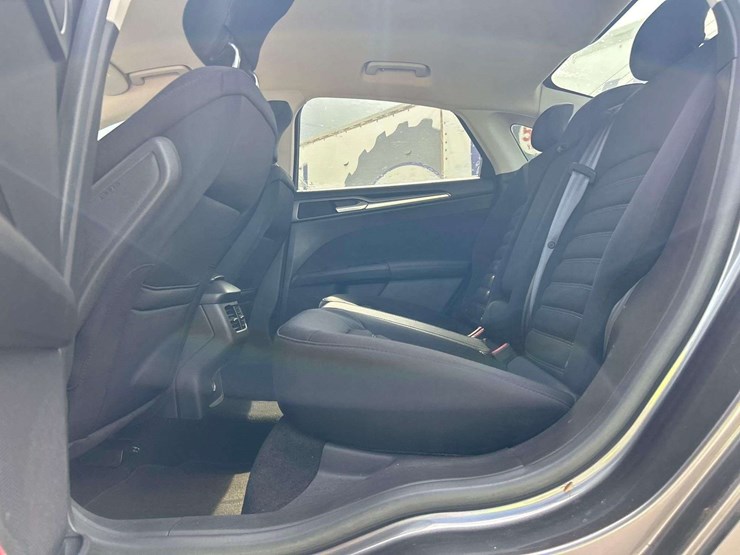2013-ford-fusion-se-sedan-image-19