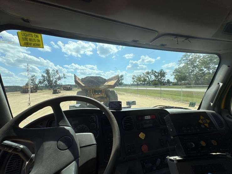 2003-freightliner-buisness-class-m2-spreader-trk-image-26