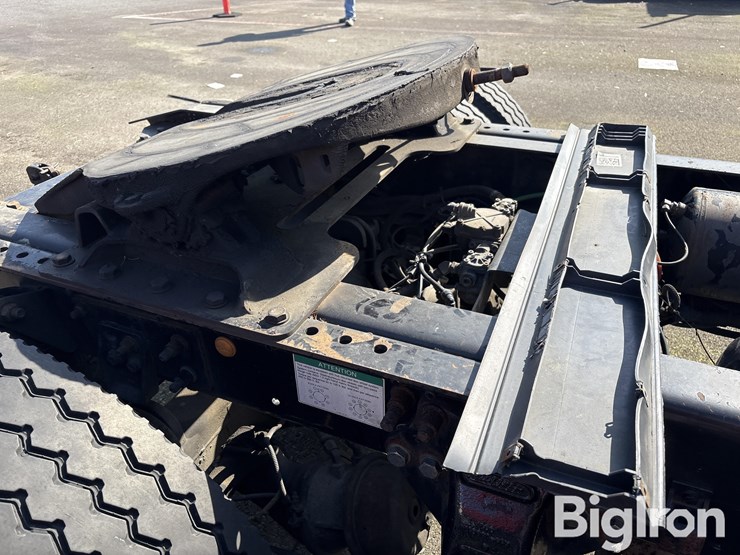 2004-freightliner-m2106-truck-tractor-image-17