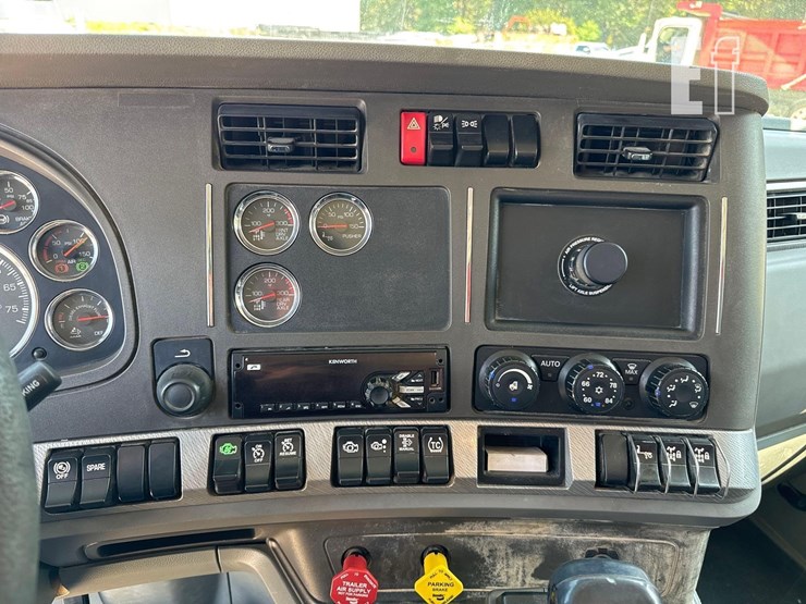 2016-kenworth-t880-image-27