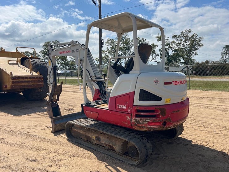 2018-takeuchi-tb240-image-2