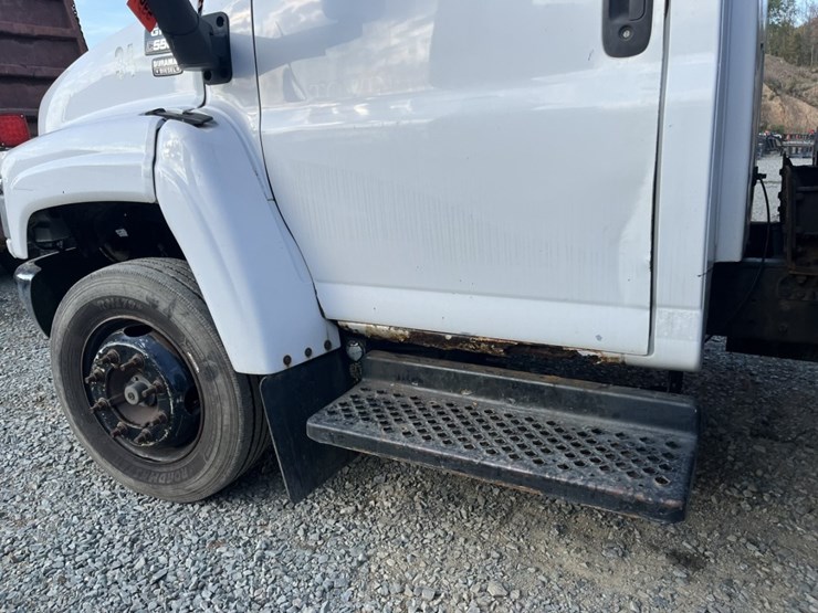 2005-gmc-5500-image-12