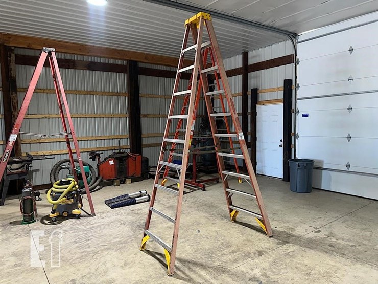 werner-10'-fiberglass-ladder-image-1