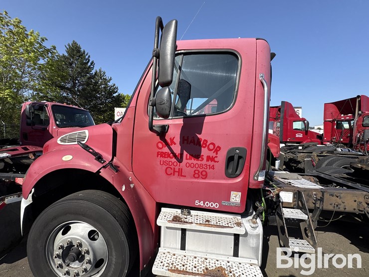 2004-freightliner-m2106-truck-tractor-image-9