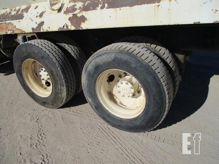 2012-freightliner-business-class-m2-106-image-22