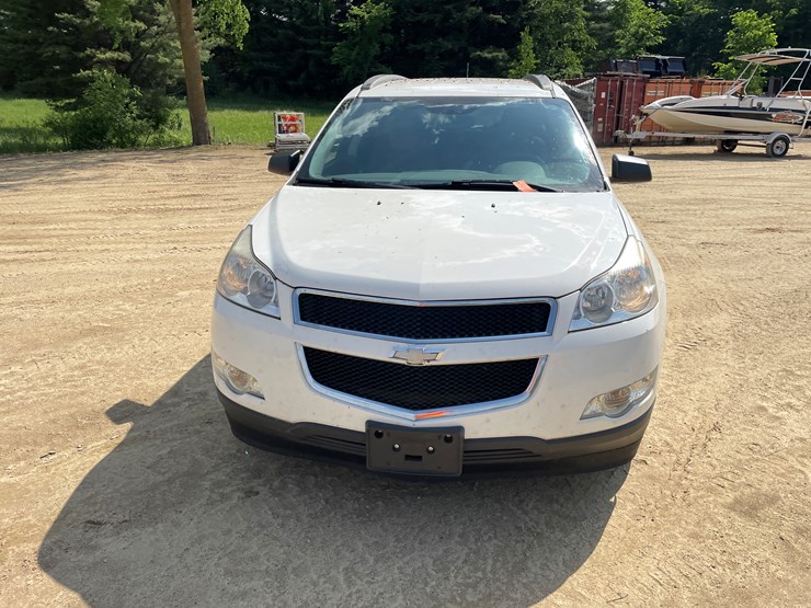 2012-chevrolet-traverse-ls-image-2