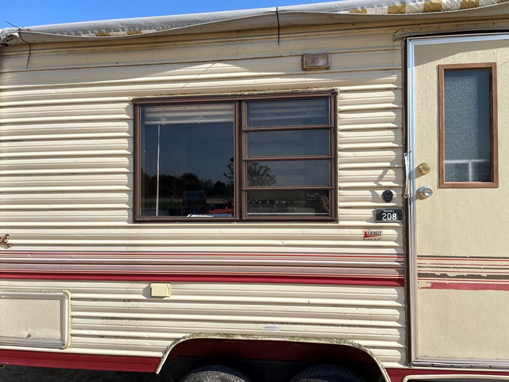 #1900-•-1989-companion-gooseneck-camper-(has-wi-title)-image-19