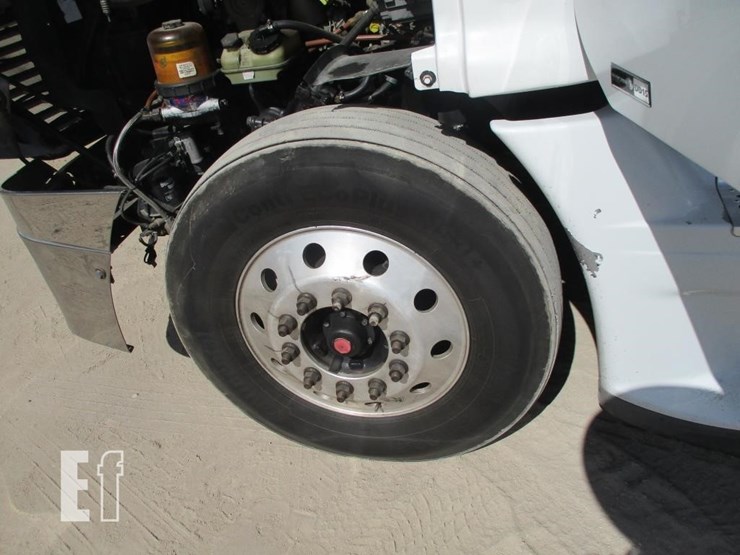 2012-freightliner-cascadia-125-image-23