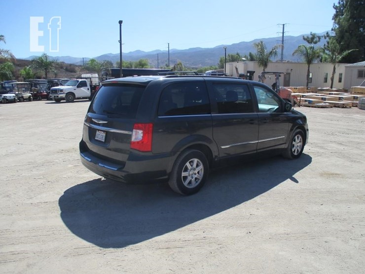 2012-chrysler-town-&-country-image-3