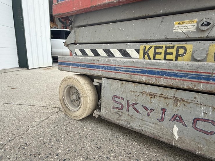 #2147-•-1996-skyjack-sj-3220-scissor-lift-image-10