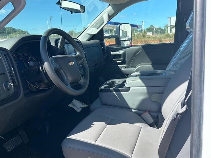 2023-chevrolet-silverado-6500hd-image-46