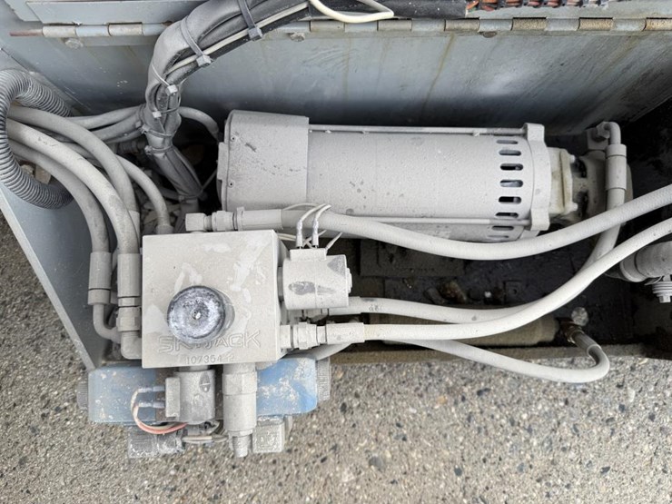 #2147-•-1996-skyjack-sj-3220-scissor-lift-image-29