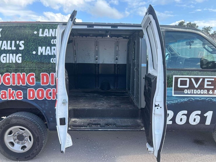 2019-chevrolet-express-2500-cargo-van-image-26