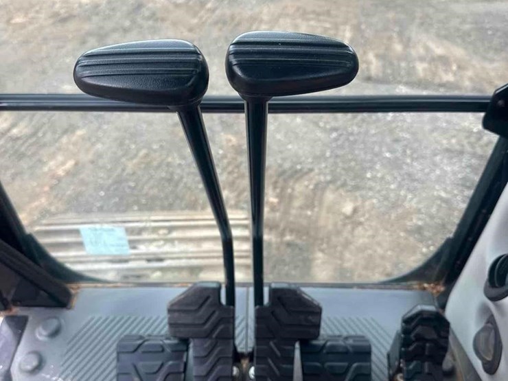 2019-caterpillar-320-image-67