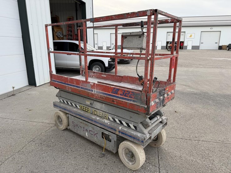 #2147-•-1996-skyjack-sj-3220-scissor-lift-image-7