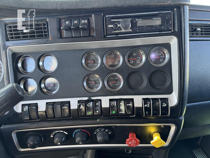 2011-kenworth-t800-image-33
