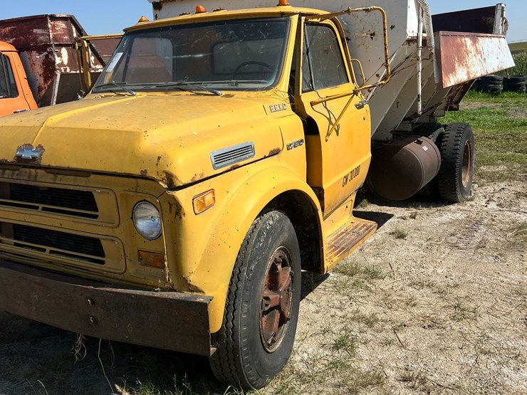 1972-chevy-single-axle-truck,-big-block-motor,-been-sitting,-believed-to-run,-drivers-door-issue-image-3