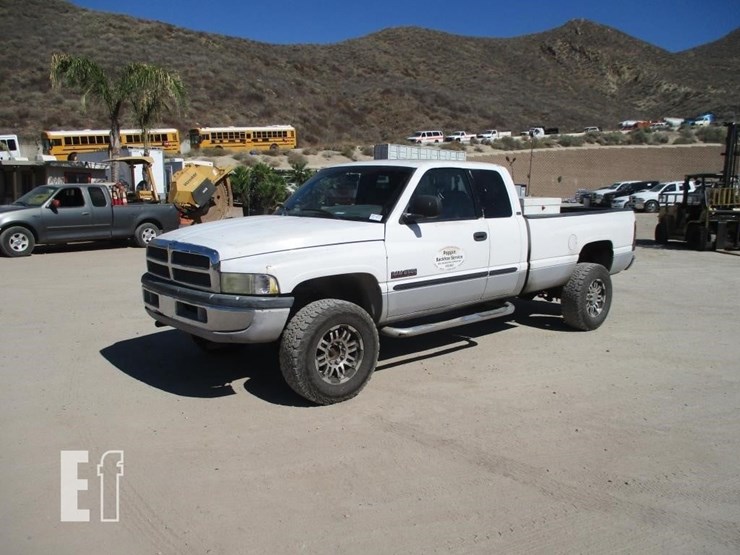 2002-dodge-2500-image-1
