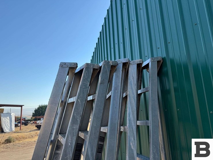 8'-aluminum-orchard-ladders-image-3