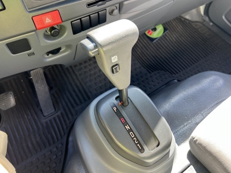 2013-isuzu-nrr-image-40