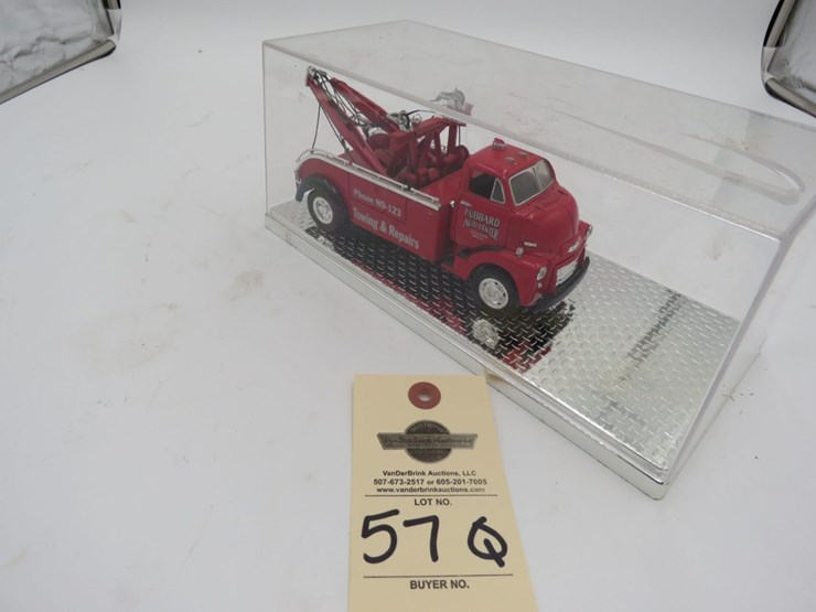 first-gear-collectible-1952-gmc-wrecker-in-case-image-1