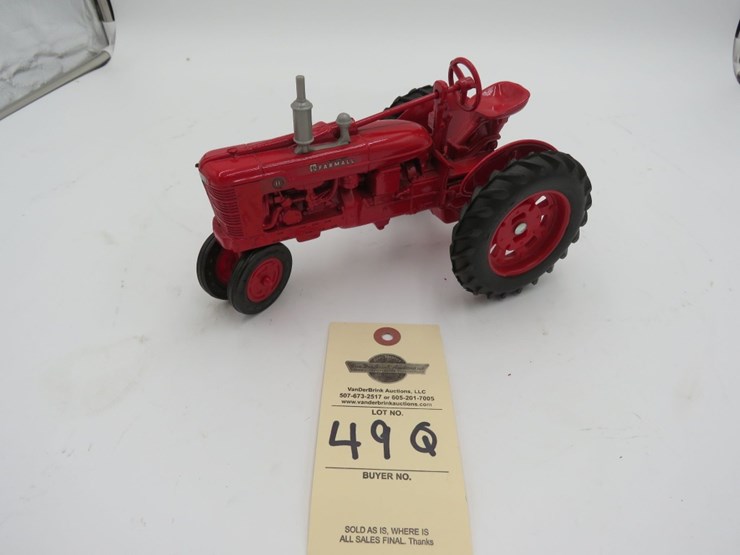 ertl-farmall-h-1/16th-scale-toy-tractor-image-2