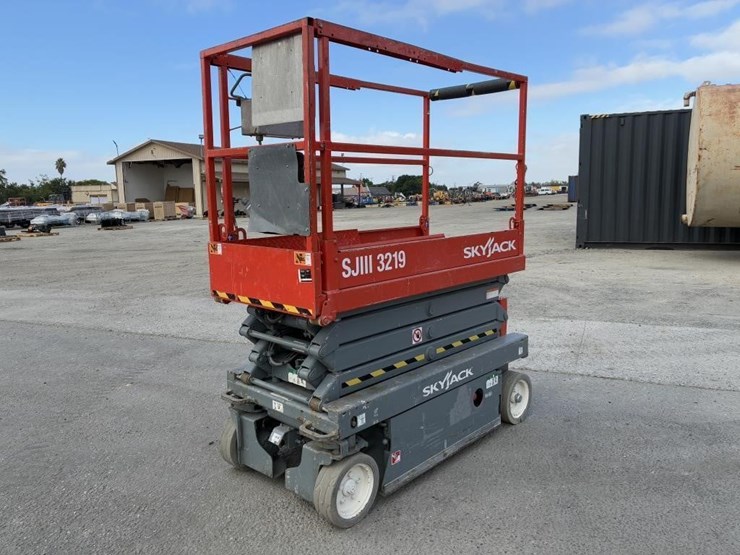 skyjack-sj-3219-scissor-lift-image-1