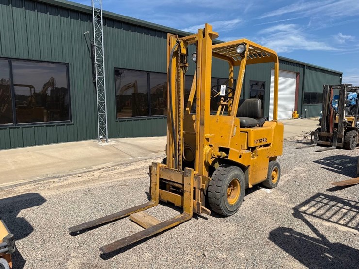 hyster-straight-mast-forklift-image-1