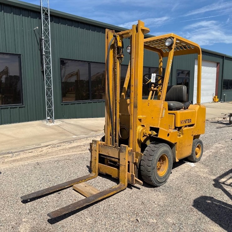 HYSTER STRAIGHT MAST FORKLIFT