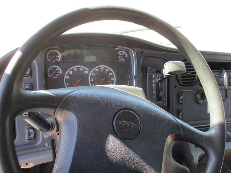 2012-freightliner-business-class-m2-106-image-11