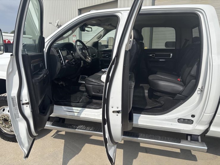 2017-dodge-ram-3500-image-28